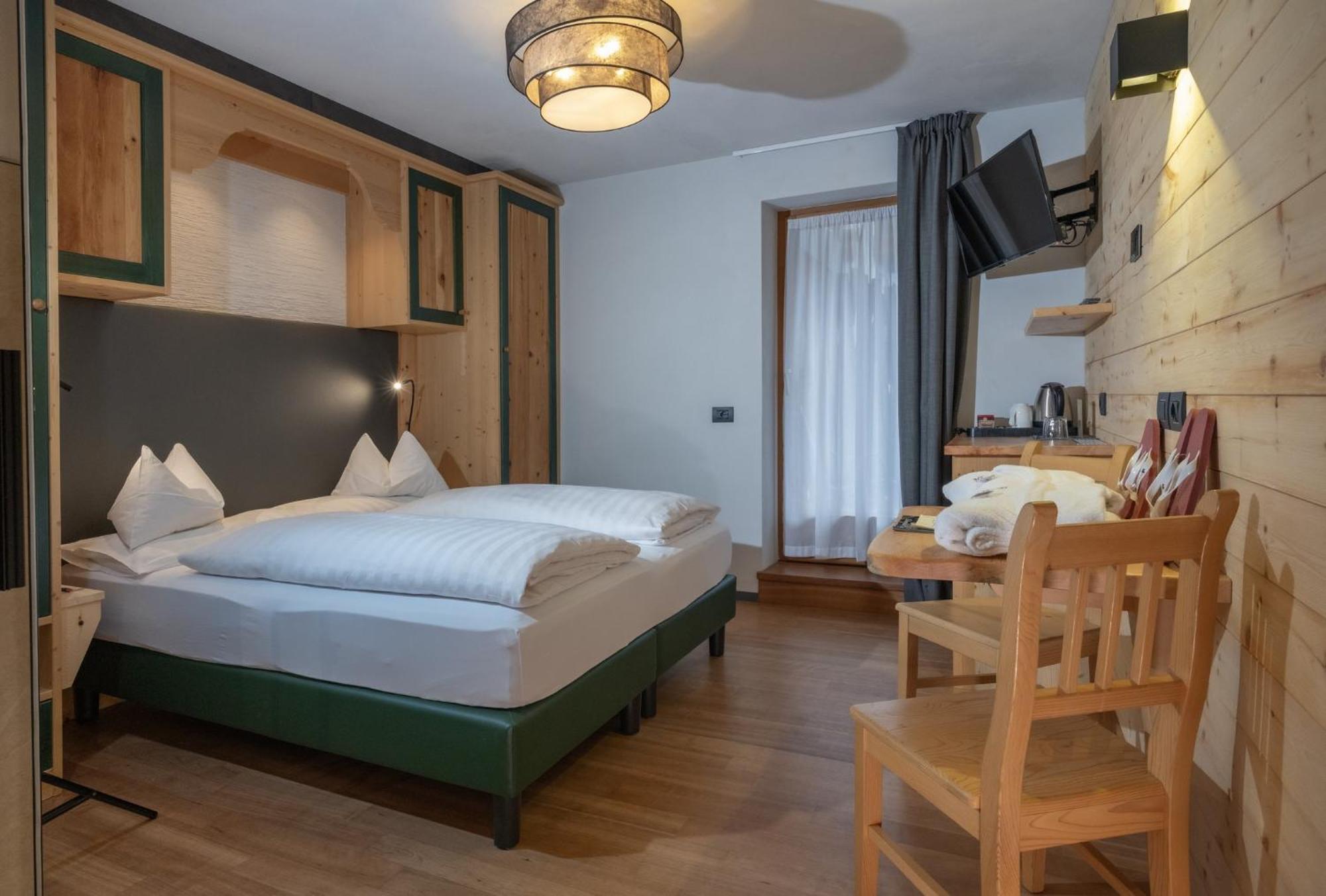 La Roccia Wellness Hotel Cavalese Extérieur photo